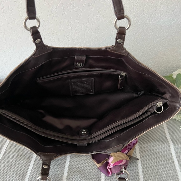 Coach purse with classic C - Picture 7 of 9